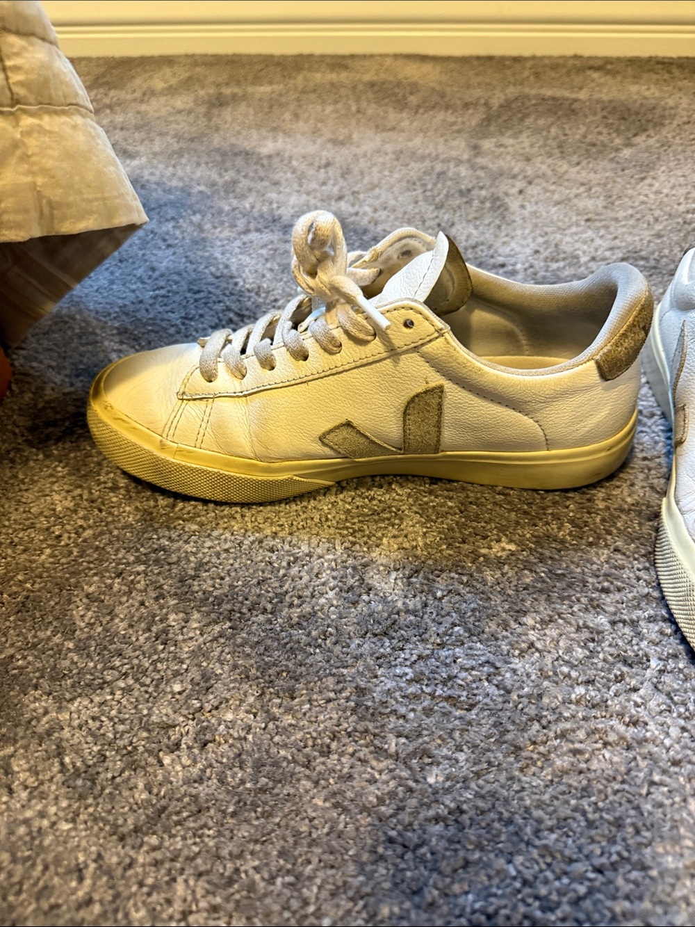 Veja White Leather Low-Top Sneakers with Gray V Logo - Picture 2 of 7